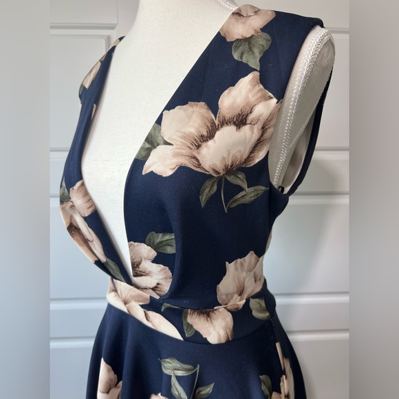 New Papaya Navy Floral Print Plunge Skater Dress Sleeveless Party Cocktail MD - Picture 2 of 8